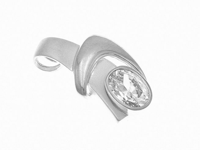 Anhänger aus teilmattiertem Sterling Silber mit einem ovalen Zirkonia, elegant und charmant gestaltet, Hersteller Juwelier Harnisch.