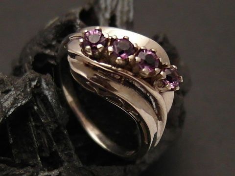 Weißgoldring wunderschön aus 333er Weißgold mit Amethysten, Größe 55, Hersteller Juwelier Harnisch, bis Größe 56/18, elegant geschwungene Form und funkelnde Steine.