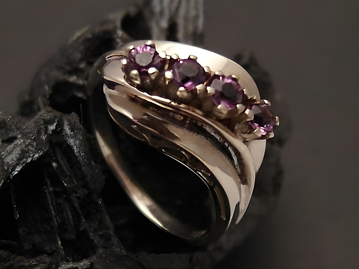Weißgoldring wunderschön aus 333er Weißgold mit Amethysten, Größe 55, Hersteller Juwelier Harnisch, bis Größe 56/18, elegant geschwungene Form und funkelnde Steine.
