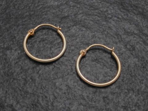 Creolen 1,6 cm aus Gold 333, chic poliert, Hersteller Juwelier Harnisch, ideal für jeden Anlass, bis 25 mm Durchmesser, elegantes Schmuckstück für stilbewusste Frauen.