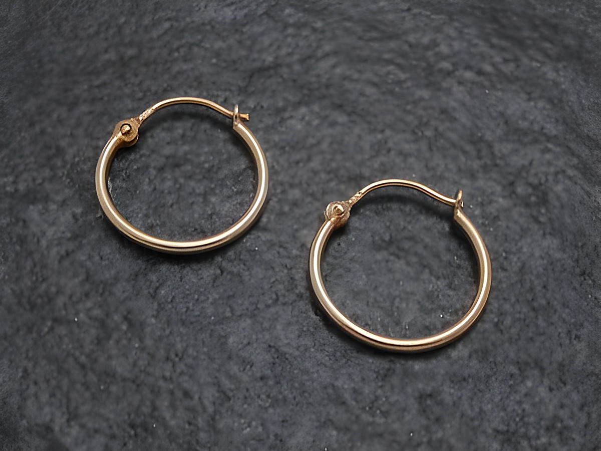 Creolen 1,6 cm aus Gold 333, chic poliert, Hersteller Juwelier Harnisch, ideal für jeden Anlass, bis 25 mm Durchmesser, elegantes Schmuckstück für stilbewusste Frauen.