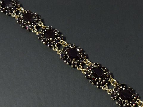 Strass Armband in granatroter Farbe für Frauen, goldfarbene Details, verstellbare Größe von 18,5 bis 21 cm, Hersteller Juwelier Harnisch, ideal für elegante Anlässe.