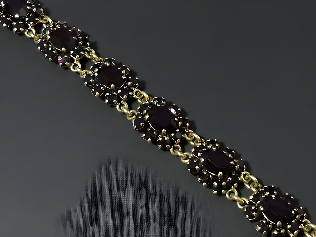 Strass Armband in granatroter Farbe für Frauen, goldfarbene Details, verstellbare Größe von 18,5 bis 21 cm, Hersteller Juwelier Harnisch, ideal für elegante Anlässe.