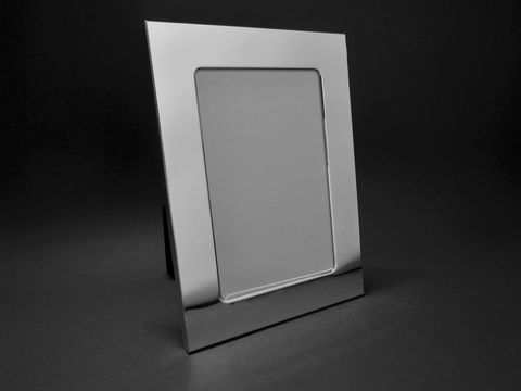 Versilberter Bilderrahmen mit den Maßen 19 x 14 cm für Bilder bis 13,8 x 8,8 cm, elegantes Design mit Möglichkeit zur Gravur, ideal zur Präsentation von Erinnerungen.