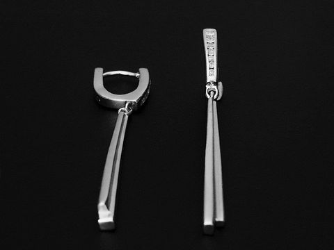 Elegante rhodinierte Ohrhänger von Juwelier Harnisch mit Zirkonia-Steinen, gefertigt in Silber, verleihen jedem Look einen Hauch von Glamour und Stil.