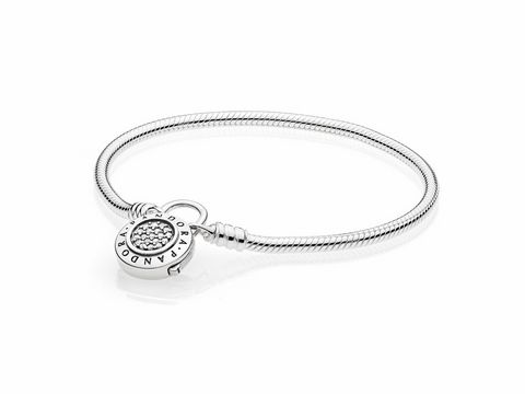 Pandora 597092CZ-23 Pandora Signature Padlock Armband 23 cm inklusive Gravur, silbernes Design mit einem charakteristischen Schlossverschluss und einer eleganten Kordelstruktur.
