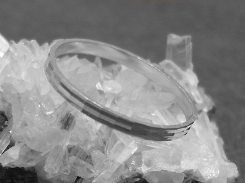 Silber Ring rhodiniert 2mm breit in Größe 50 15,8mm auf Mineralienuntergrund, Hersteller Juwelier Harnisch bis Größe 50 15,9.