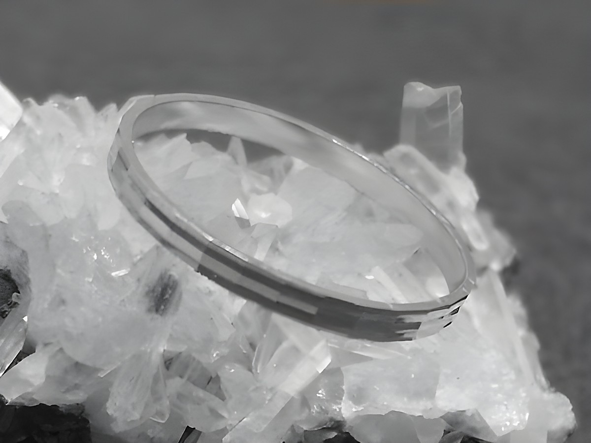 Silber Ring rhodiniert 2mm breit in Größe 50 15,8mm auf Mineralienuntergrund, Hersteller Juwelier Harnisch bis Größe 50 15,9.