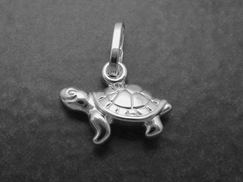 Silber Anhänger - süße Schildkröte - süße Geschenkidee, Hersteller: Juwelier Harnisch, Tiere. Der Anhänger zeigt eine detaillierte und ansprechende Schildkröte in hochwertigem Silber.