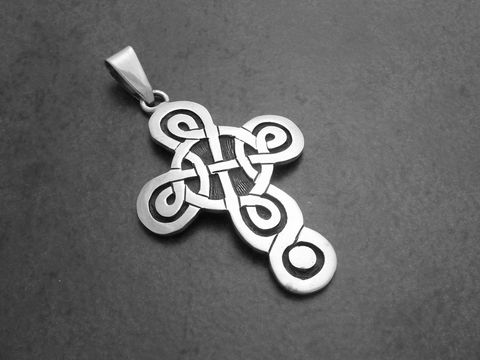 Modernes Sterling Silber Kreuz mit einem Knoten-Muster, gefertigt von Juwelier Harnisch. Das Design zeigt elegante, geschwungene Linien und ist vielseitig tragbar.