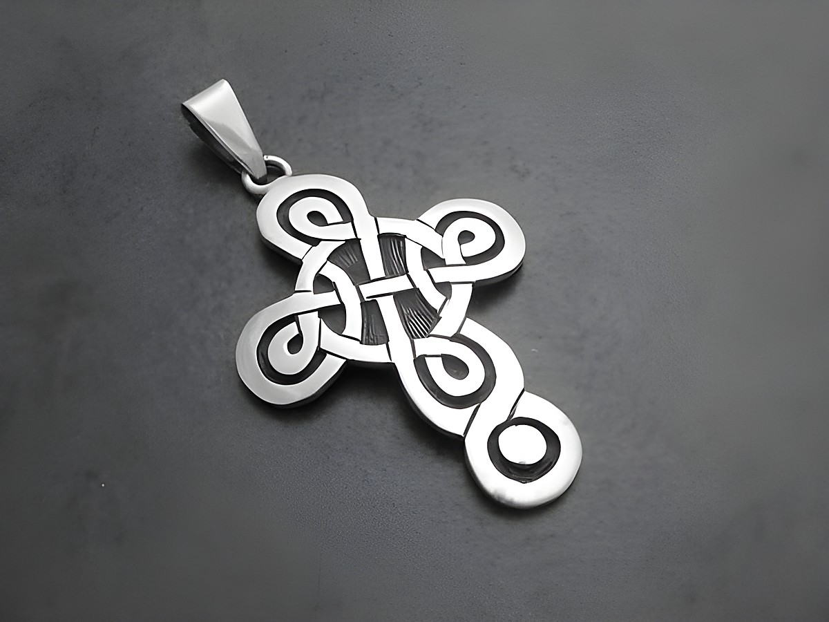 Modernes Sterling Silber Kreuz mit einem Knoten-Muster, gefertigt von Juwelier Harnisch. Das Design zeigt elegante, geschwungene Linien und ist vielseitig tragbar.