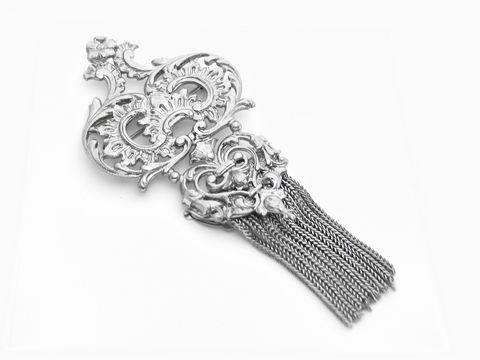 60211-0 Verschlungene Silber Brosche im eleganten Design von Juwelier Harnisch, neu und aus Modeschmuck gefertigt, ideal für stilvolle Akzente.