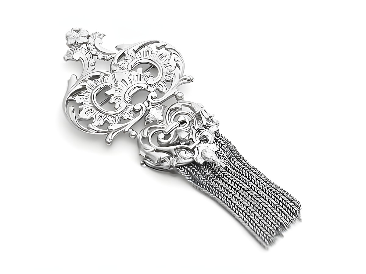Verschlungene Silber Brosche im eleganten Design von Juwelier Harnisch, neu und aus Modeschmuck gefertigt, ideal für stilvolle Akzente.