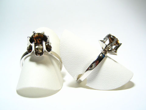 Silber Ring rhodiniert mit echtem Rauchtopas gefasst, Hersteller Juwelier Harnisch, Ringe verstellbar, elegant und zeitlos in der Darstellung auf einem weißen Untergrund.