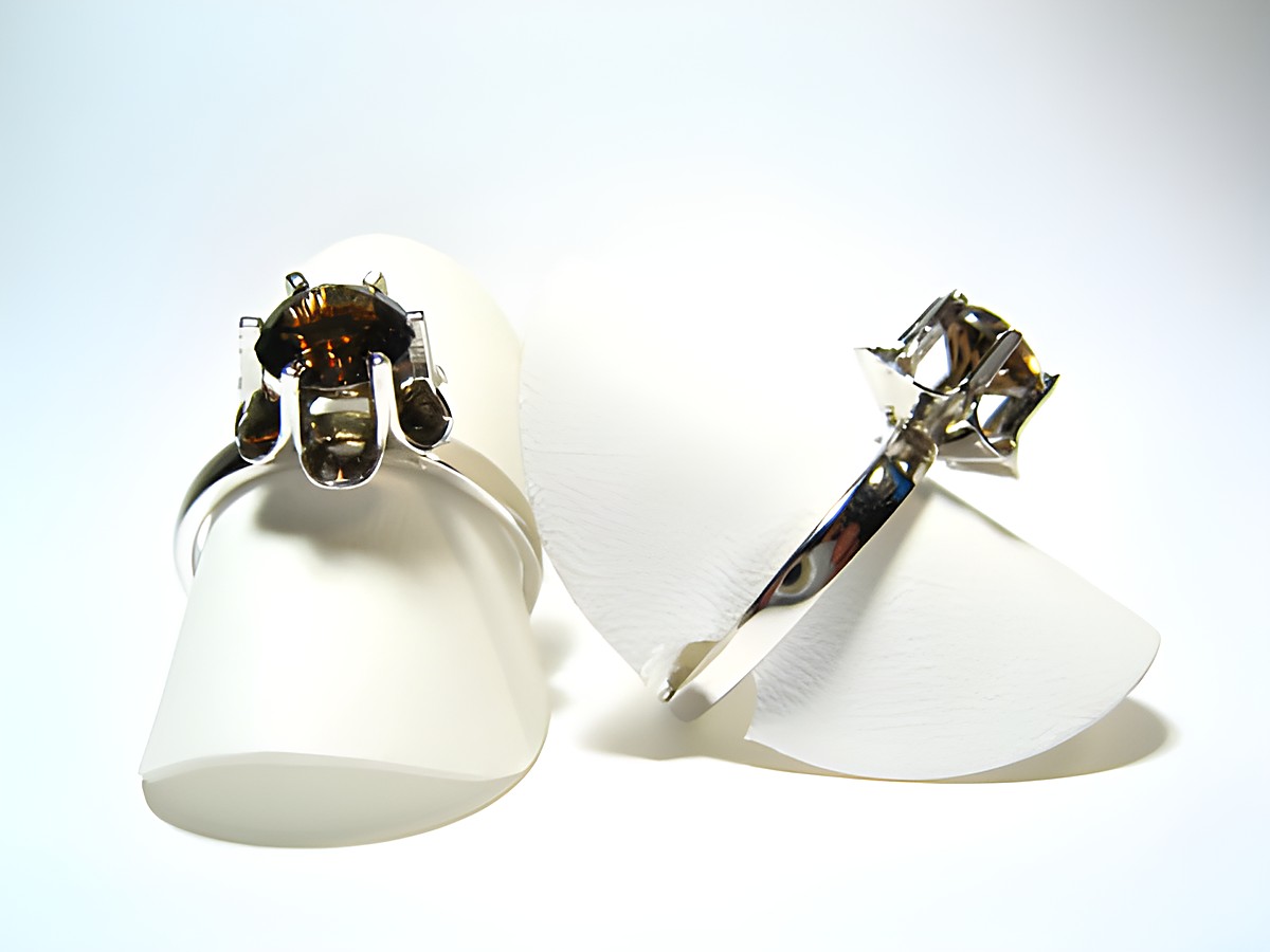Silber Ring rhodiniert mit echtem Rauchtopas gefasst, Hersteller Juwelier Harnisch, Ringe verstellbar, elegant und zeitlos in der Darstellung auf einem weißen Untergrund.