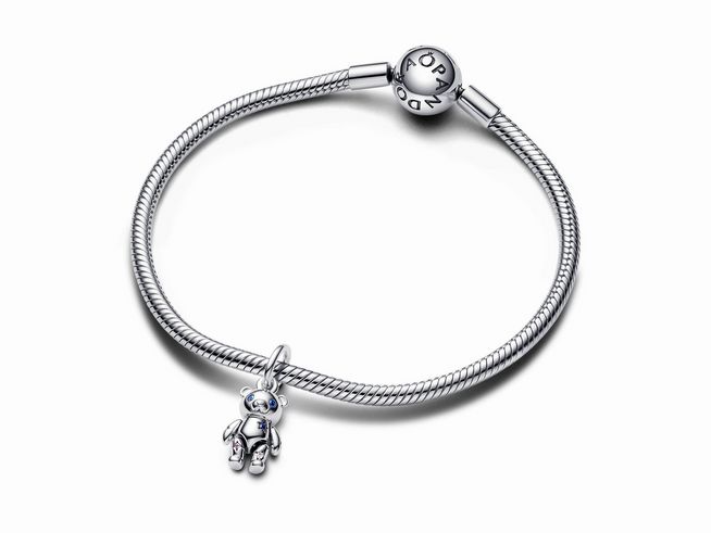 Beweglicher Baby-Teddybär Charm-Anhänger aus Sterling Silber mit Steinmix in Multicolor hängt an einem feinen Pandora Armband und verleiht diesem eine verspielte Note.