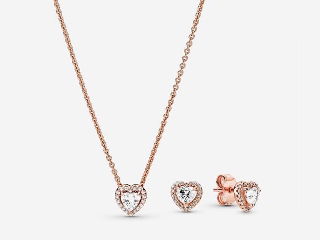 Halskette und Ohrringe in Roségold Vergoldung mit herzförmigen Anhängern und weißen Zirkonia von Pandora, elegantes Schmuckset elevated Heart für einen schlichten und romantischen Look.