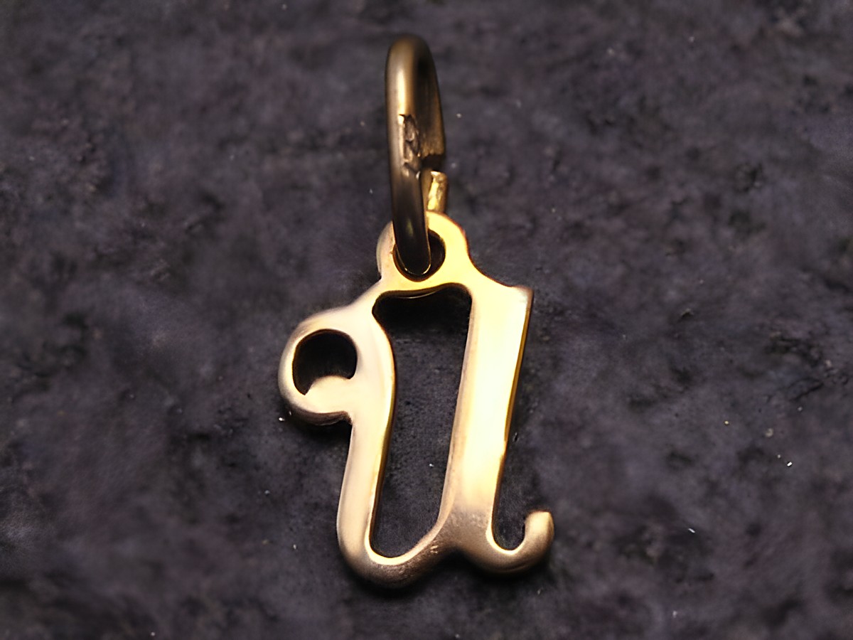 Gold 333 Schreibschrift Buchstaben Anhänger U von Juwelier Harnisch, filigran gestaltet, leicht und elegant, ideal als persönliches Schmuckstück oder Geschenk.
