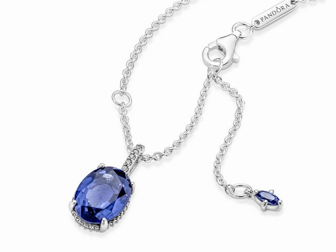 Pandora Kette mit glitzerndem Halo-Anhänger aus Sterling Silber und blauem Kristall, ideal für elegante Looks, Länge 45 cm.