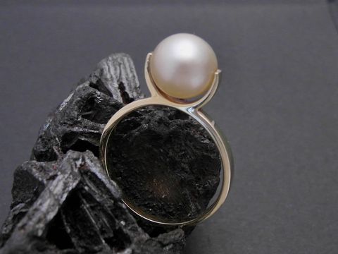Glamouröser Gold Perlen Ring in Gr. 54,5 mit einer 8,6 mm Zuchtperle aus Gold 585, Hersteller Juwelier Harnisch, bis Gr. 56/18, präsentiert auf schwarzem Untergrund mit Steinoptik.