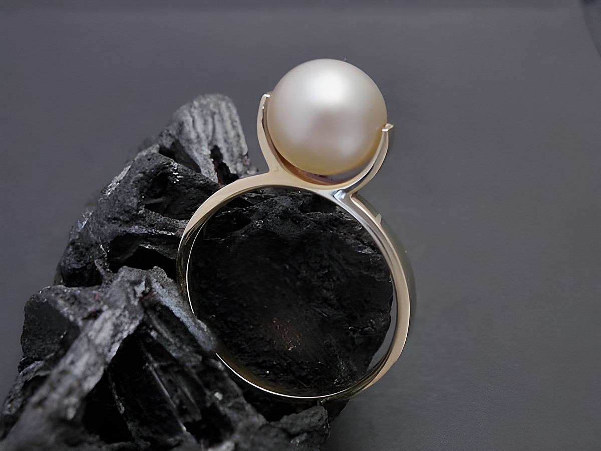 Glamouröser Gold Perlen Ring in Gr. 54,5 mit einer 8,6 mm Zuchtperle aus Gold 585, Hersteller Juwelier Harnisch, bis Gr. 56/18, präsentiert auf schwarzem Untergrund mit Steinoptik. – Ansicht 2