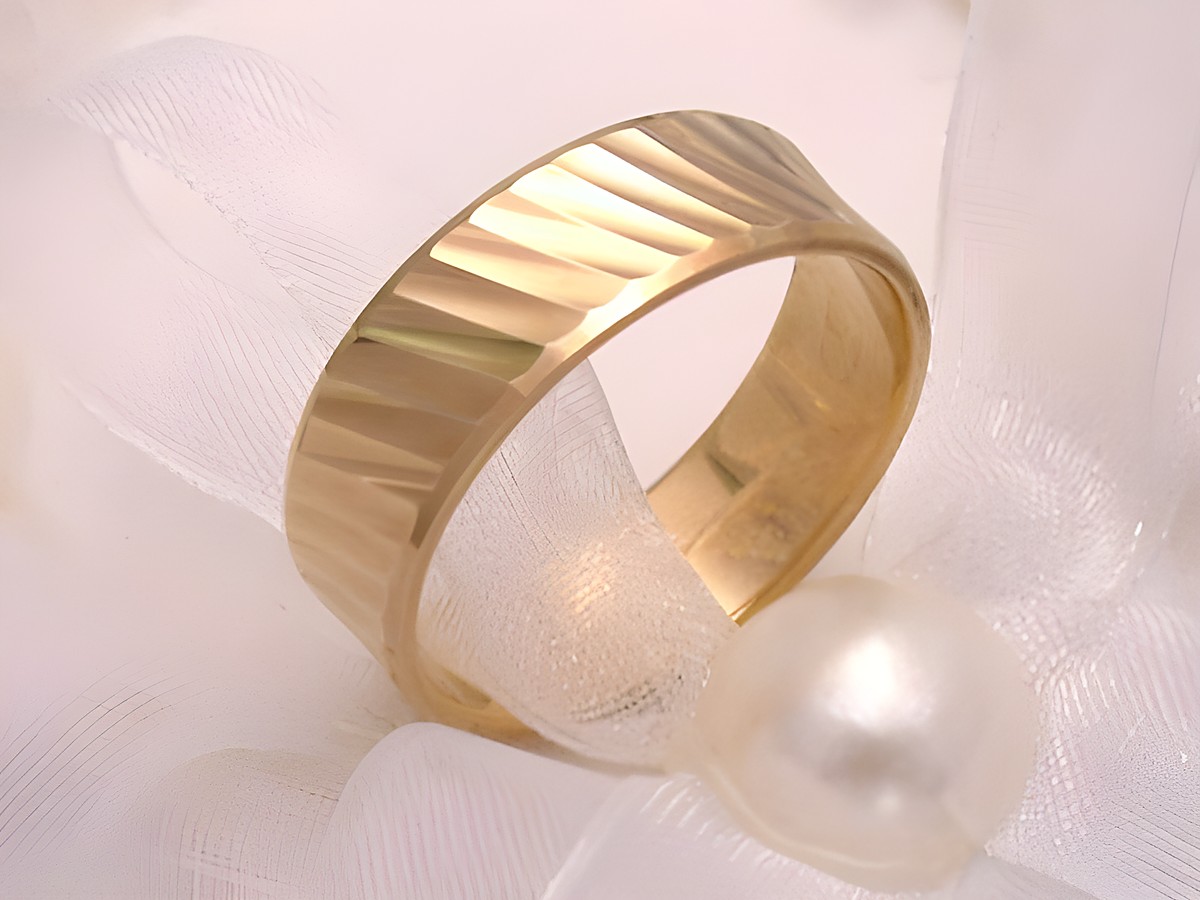 Trauring Ehering FABULOUS aus 333er Gold in der Größe 66/21,0 vom Juwelier Harnisch, mit eleganter, geriffelter Oberfläche, eingebettet in zarter Organza.