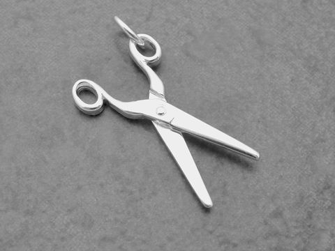 Silber Anhänger in Form einer beweglichen Schere, hergestellt von Juwelier Harnisch, ideal für Berufe, die mit Schneiden und Handwerk zu tun haben.