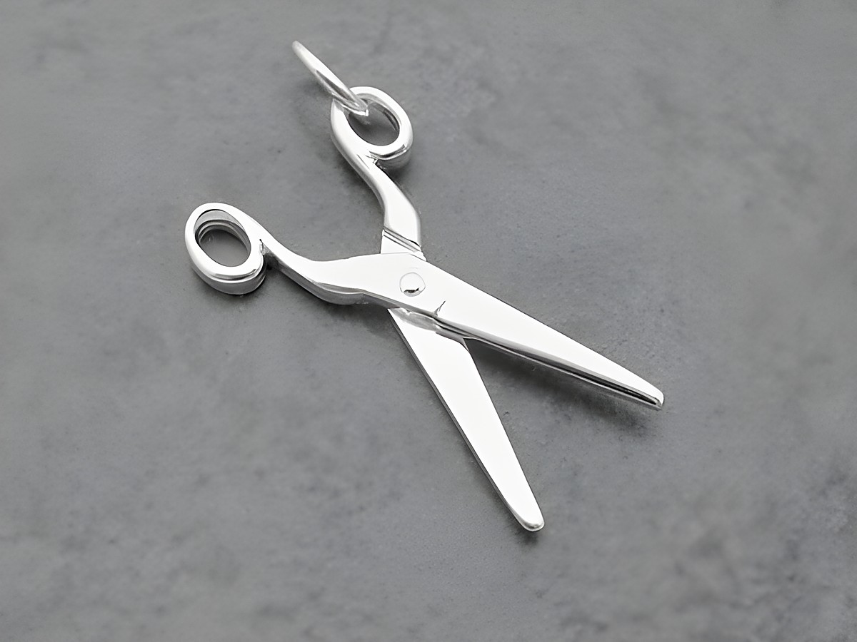 Silber Anhänger in Form einer beweglichen Schere, hergestellt von Juwelier Harnisch, ideal für Berufe, die mit Schneiden und Handwerk zu tun haben.
