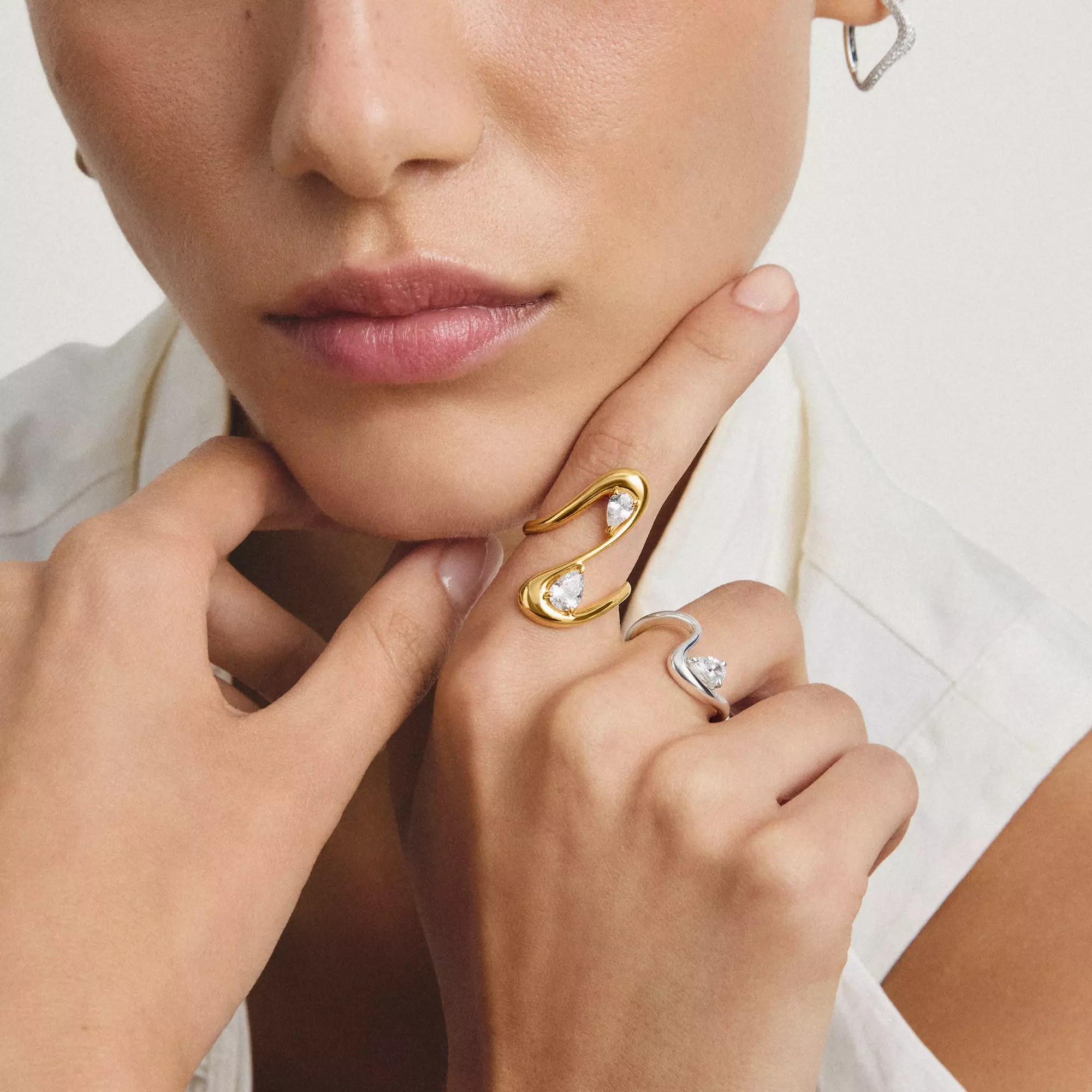 Thomas Sabo Ring mit weißem Zirkonia in Tropfenform – vergoldet – 28,5 mm hoch – Ansicht 3