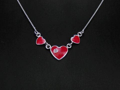 Kette mit Herzen aus Sterling Silber, niedlich und mit rotem Lack verziert, Hersteller Juwelier Harnisch, strahlt Eleganz und Verspieltheit aus. Ideal für romantische Anlässe.