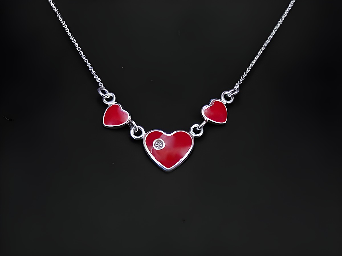 Kette mit Herzen aus Sterling Silber, niedlich und mit rotem Lack verziert, Hersteller Juwelier Harnisch, strahlt Eleganz und Verspieltheit aus. Ideal für romantische Anlässe.