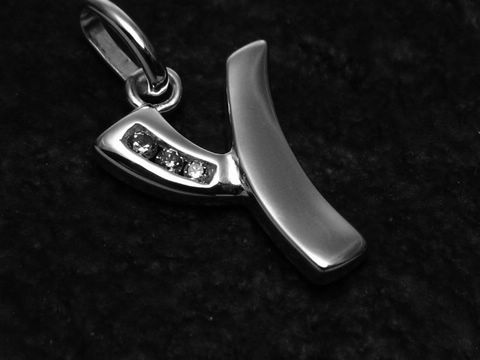 Y-Buchstaben Anhänger aus Sterlingsilber mit Zirkonia, hergestellt von Juwelier Harnisch, zeigt einen eleganten und modernen Buchstaben Y in glänzender und mattierter Optik.