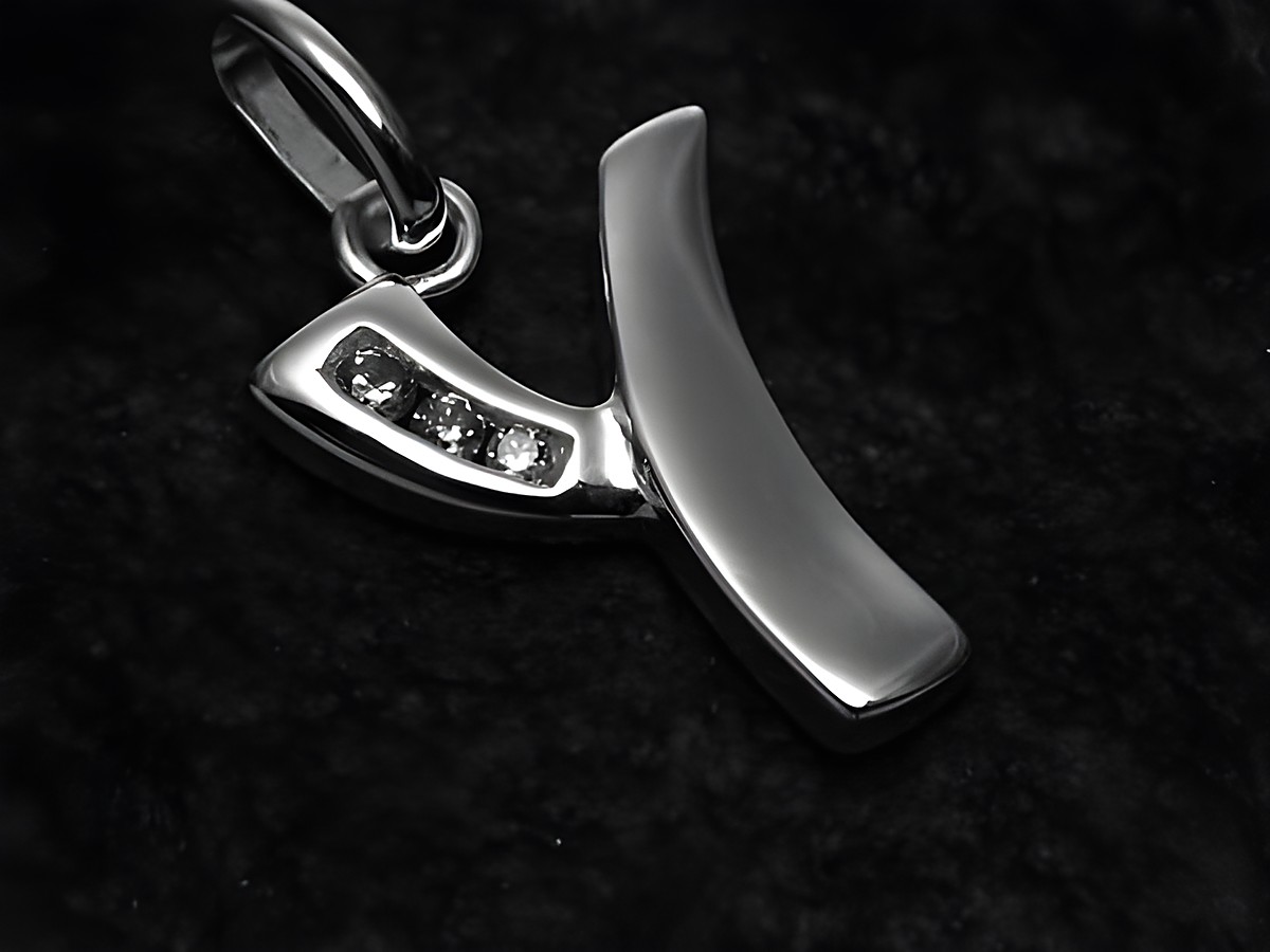 Y-Buchstaben Anhänger aus Sterlingsilber mit Zirkonia, hergestellt von Juwelier Harnisch, zeigt einen eleganten und modernen Buchstaben Y in glänzender und mattierter Optik.