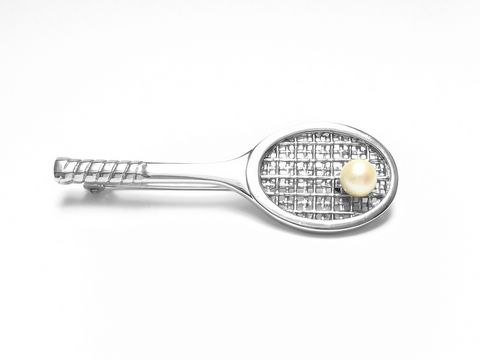 Echt Silber Brosche in Form eines Tennisschlägers mit einer Zuchtperle von Juwelier Harnisch, ideal für Tennisliebhaber und elegante Akzente.