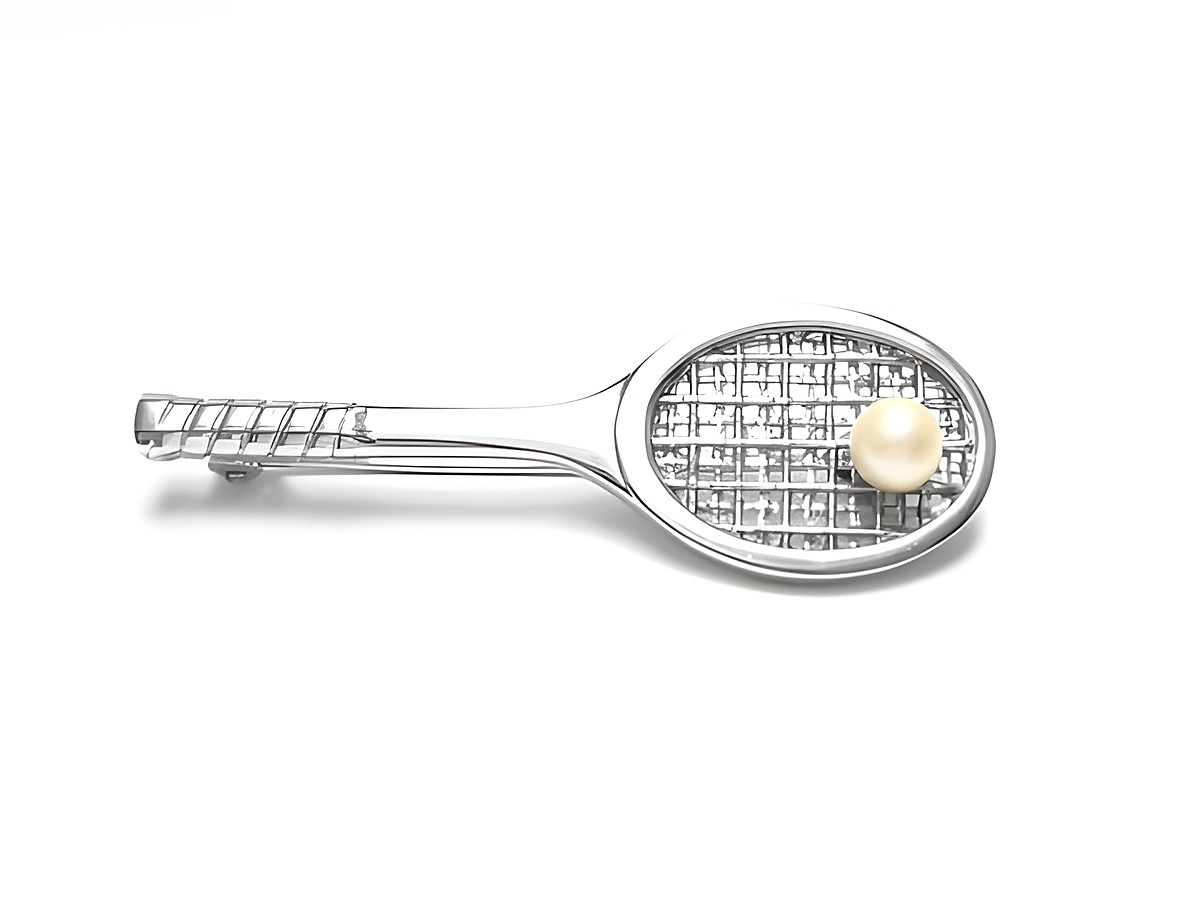 Echt Silber Brosche in Form eines Tennisschlägers mit einer Zuchtperle von Juwelier Harnisch, ideal für Tennisliebhaber und elegante Akzente.