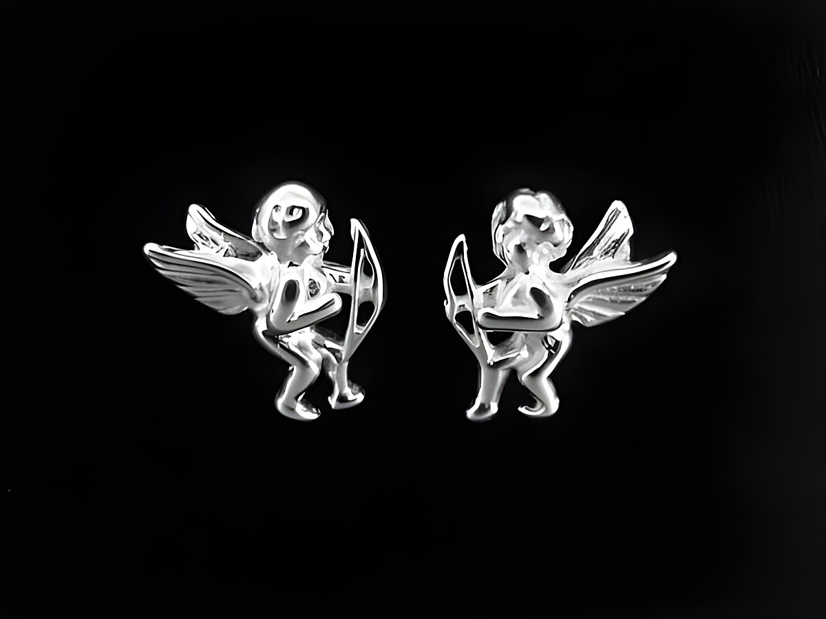 Silber Ohrstecker Engel himmlisch poliert, Hersteller Juwelier Harnisch, detailreiche Darstellung von Engeln mit Bögen, Ohrstecker ohne Stein, elegantes Design für besondere Anlässe.