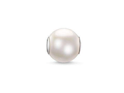 K0083-082-14 von Thomas Sabo ist eine elegante Süßwasserzuchtperle in Weiß, umgeben von hochwertigem Sterling Silber, ideal für individuelle Schmuckkreationen.