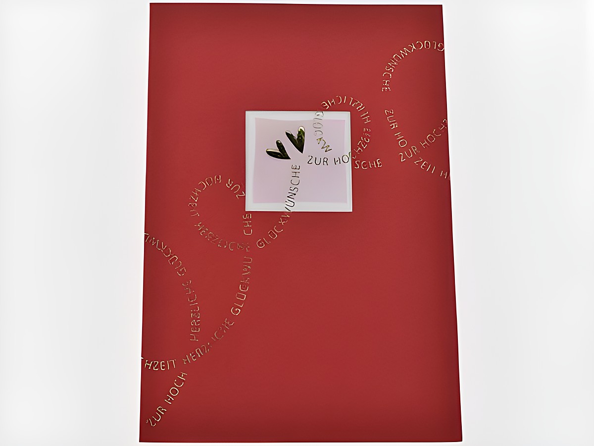 Rote Hochzeitskarte mit goldener Schrift und dekorativen Elementen, Hersteller Juwelier Harnisch, ideal für Glückwünsche zur Hochzeit.