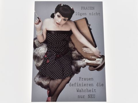 Frau im 50er Jahre Stil trägt ein schwarzes gepunktetes Kleid und sitzt mit rauchender Zigarette auf einem Koffer, umgeben von einem luxuriösen Pelz, mit einem kraftvollen Spruch im Hintergrund.
