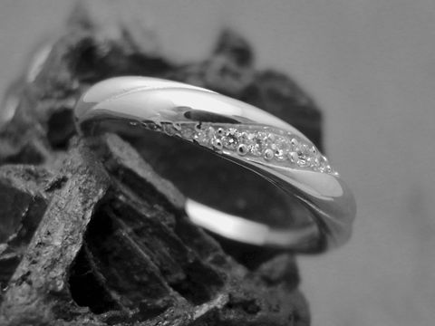 Silber Ring mit welliger Oberfläche aus rhodiniertem Sterling Silber, dekoriert mit Zirkonia, Größe 58, Hersteller Juwelier Harnisch.