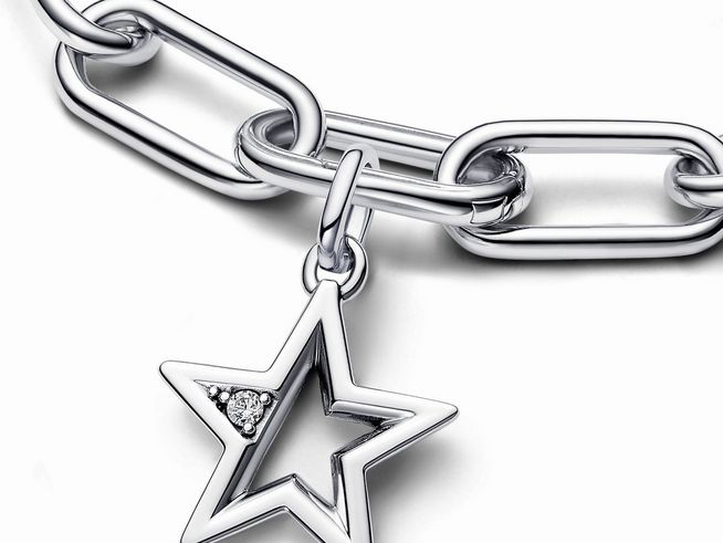 Ein eleganter Charm in Form eines funkelnden Sterns aus Sterling Silber mit Zirkonia, befestigt an einer modernen Kette. Perfekt für das Pandora ME System.