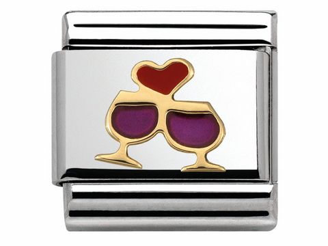 Zwei stilisierte Gläser mit einem Herz darüber, emailliert in rot und lila, auf einem glänzenden silbernen Hintergrund, Nomination Classic Glaeser mit Herz 030283 08 Emaille.