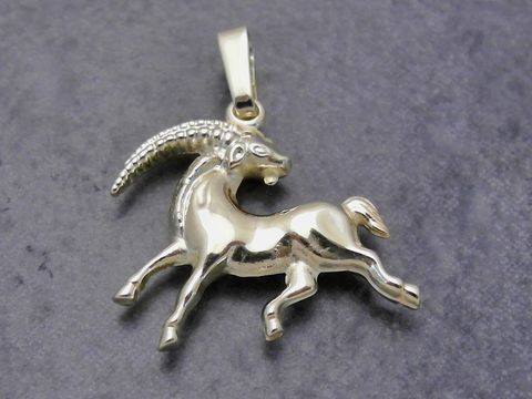 Anhängerkette Steinbock aus goldener Kunststoff mit plastischer Darstellung eines Steinbocks in einer dynamischen Pose, hergestellt von Juwelier Harnisch.
