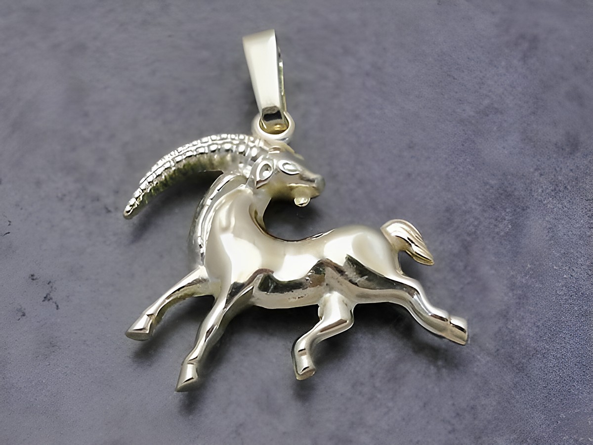 Anhängerkette Steinbock aus goldener Kunststoff mit plastischer Darstellung eines Steinbocks in einer dynamischen Pose, hergestellt von Juwelier Harnisch.