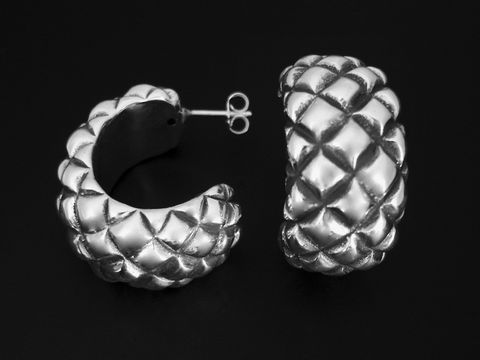 Silber XXL Halbcreolen Ohrringe mit Rautenmuster, Durchmesser 3,2 cm, Hersteller Juwelier Harnisch, Ohrstecker ohne Stein, elegantes Schmuckstück für jeden Anlass.