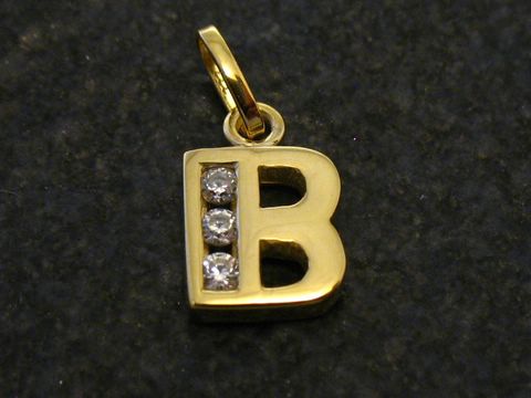 Goldanhänger in Form des Buchstabens B mit drei Zirkonia, hergestellt von Juwelier Harnisch, glänzendes Design, ideal als persönliches Geschenk oder zur Ergänzung von Schmuckkollektionen.
