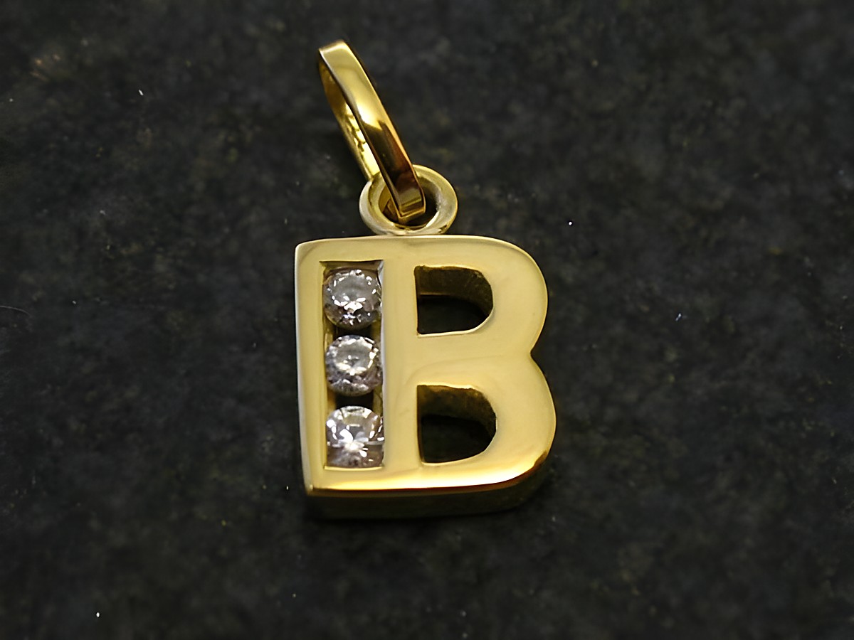 Goldanhänger in Form des Buchstabens B mit drei Zirkonia, hergestellt von Juwelier Harnisch, glänzendes Design, ideal als persönliches Geschenk oder zur Ergänzung von Schmuckkollektionen.