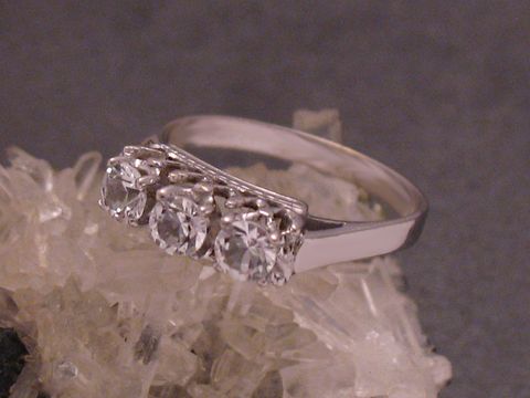 Goldring elegant Gold 333 mit Zirkonia in Größe 53,5 vom Hersteller Juwelier Harnisch, bis Größe 54/17,5. Der Ring besticht durch sein zeitloses Design und glitzernde Steinchen.