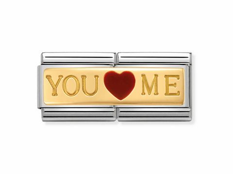 Nomination 030720 01 Composable DOUBLE Classic Du und ich You and me mit goldfarbener Platte und roten Herzen, die die Worte You und Me betonen, umrahmt von silberfarbenem Metall.