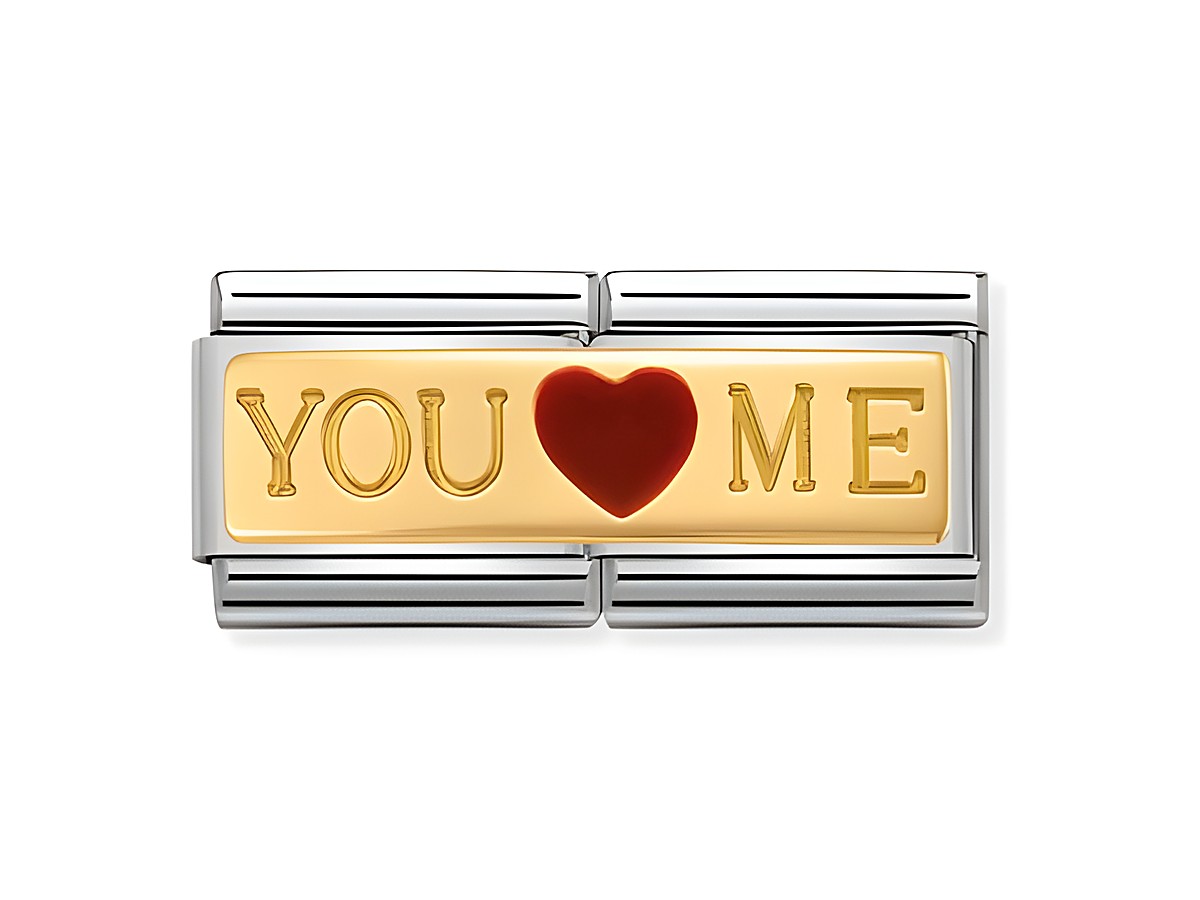 Nomination 030720 01 Composable DOUBLE Classic Du und ich You and me mit goldfarbener Platte und roten Herzen, die die Worte You und Me betonen, umrahmt von silberfarbenem Metall.